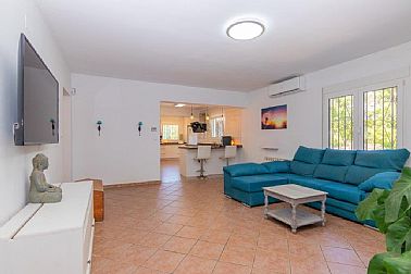 01082026104237_02-chalet-la-xara-denia-salon-cocina.jpg