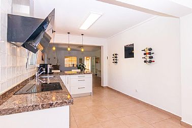 01082026104252_07-chalet-la-xara-denia-cocina-moderna.jpg