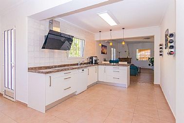 01082026104255_08-chalet-la-xara-denia-cocina.jpg
