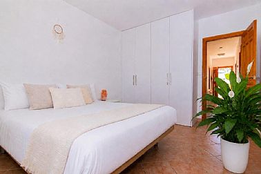 0108202610436_12-chalet-la-xara-denia-dormitorio-luminoso.jpg