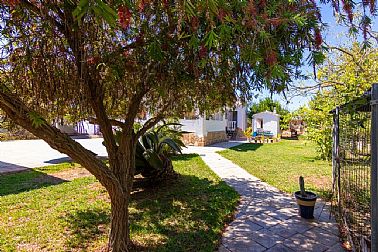01082026104444_32-chalet-la-xara-denia-jardin-cesped.jpg